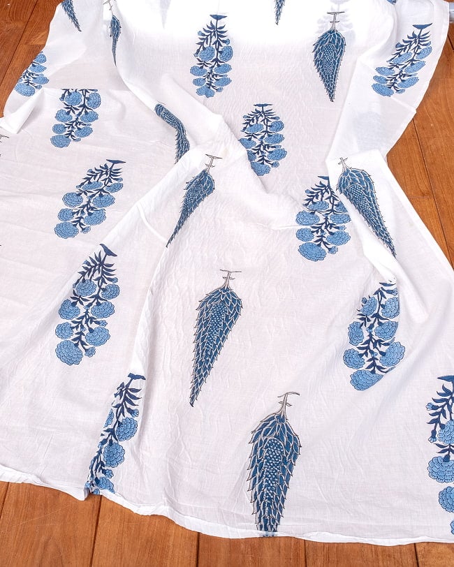 〔1m単位切り売り〕ジャイプル 職人手作り木版染め 色彩美しいボタニカルデザイン〔幅約110cm〕〔白×青系 植物柄〕 おしゃれ 生地 テーブルクロス 手芸素材などへ 6 - とても良い風合いです