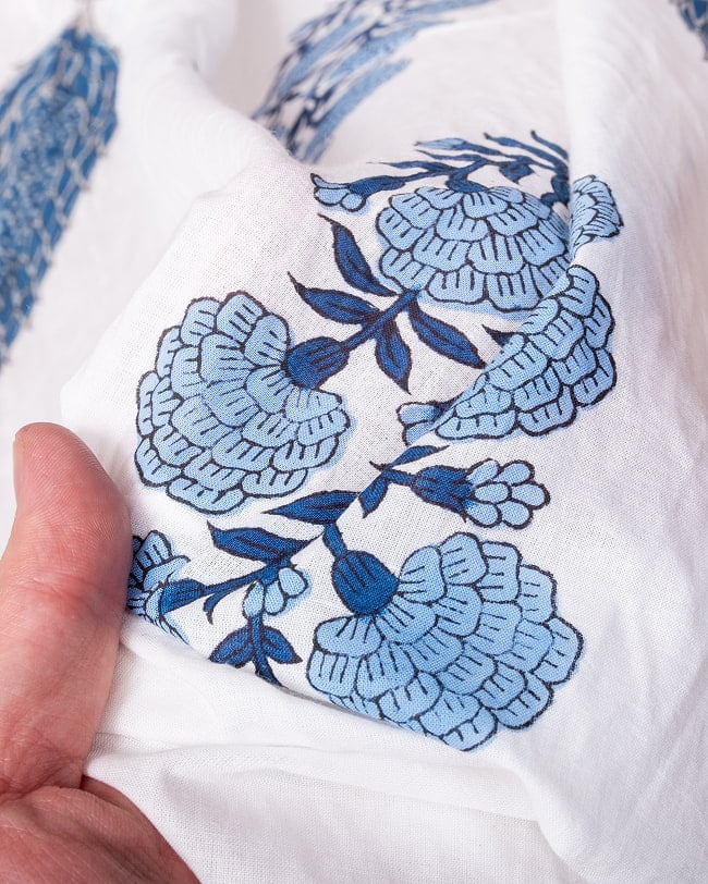 〔1m単位切り売り〕ジャイプル 職人手作り木版染め 色彩美しいボタニカルデザイン〔幅約110cm〕〔白×青系 植物柄〕 おしゃれ 生地 テーブルクロス 手芸素材などへ 7 - このような生地感になります。ウッドブロックにしか出せない風合いです。