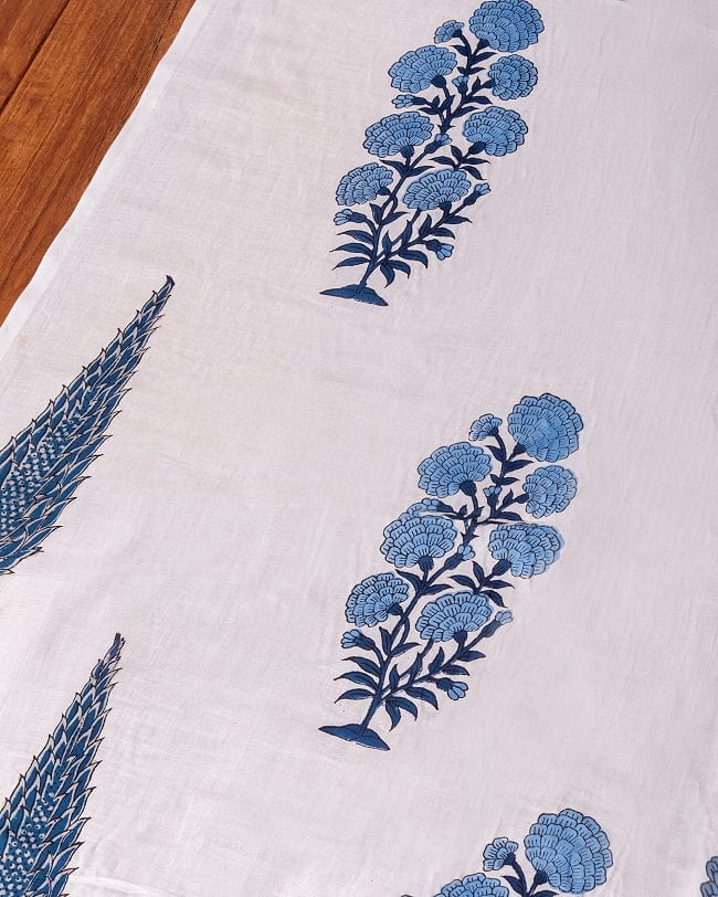 〔1m単位切り売り〕ジャイプル 職人手作り木版染め 色彩美しいボタニカルデザイン〔幅約110cm〕〔白×青系 植物柄〕 おしゃれ 生地 テーブルクロス 手芸素材などへの写真
