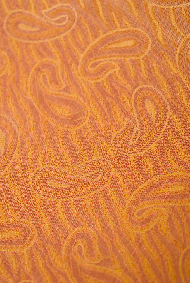 〔1m単位切り売り〕インドの伝統模様布 - 橙地にペイズリー〔幅112cm〕 2 - 生地の拡大です。