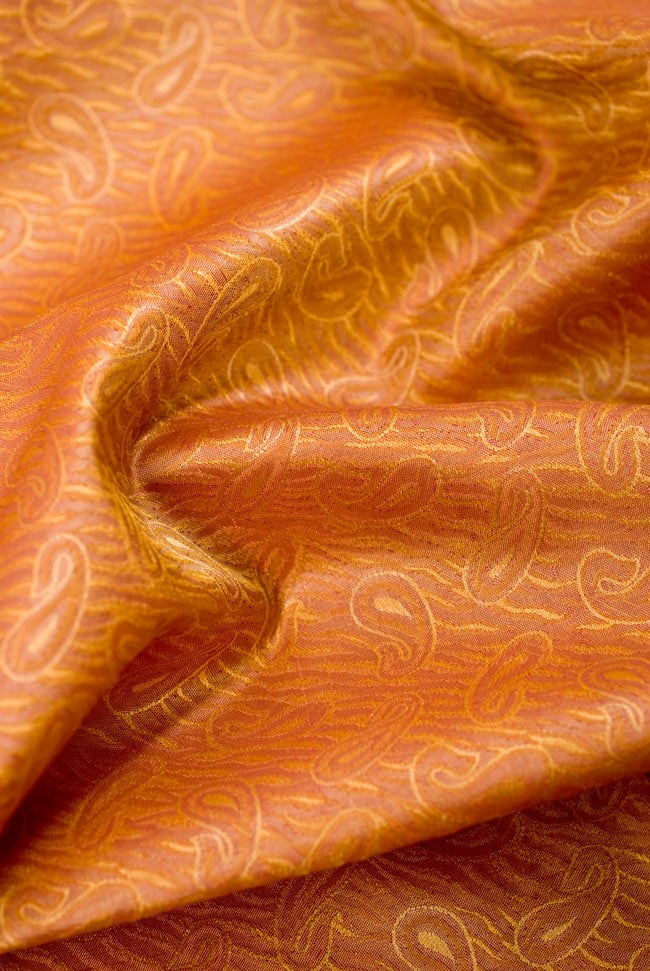 〔1m単位切り売り〕インドの伝統模様布 - 橙地にペイズリー〔幅112cm〕 3 - ドレープを作ってみました。見る角度により色合いが違って見えて、陰影が美しいです。