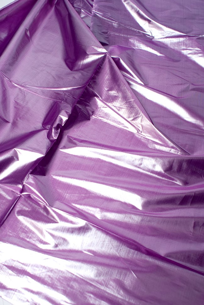 〔1m切り売り〕インドの伝統模様布 - 無地 紫〔幅100cm〕 3 - 斜め上からの写真です