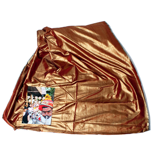 〔1m単位切り売り〕インドの伝統模様布 - ドット柄 樺色〔幅110cm〕 2 - 広げたところの写真です。幅はしっかりとあります。左下にあるサイズ比較用の当店カタログは、A4サイズです。