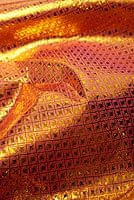 〔1m切り売り〕インドの伝統模様布 - 菱型柄 ピンク×金〔幅100cm〕の商品写真