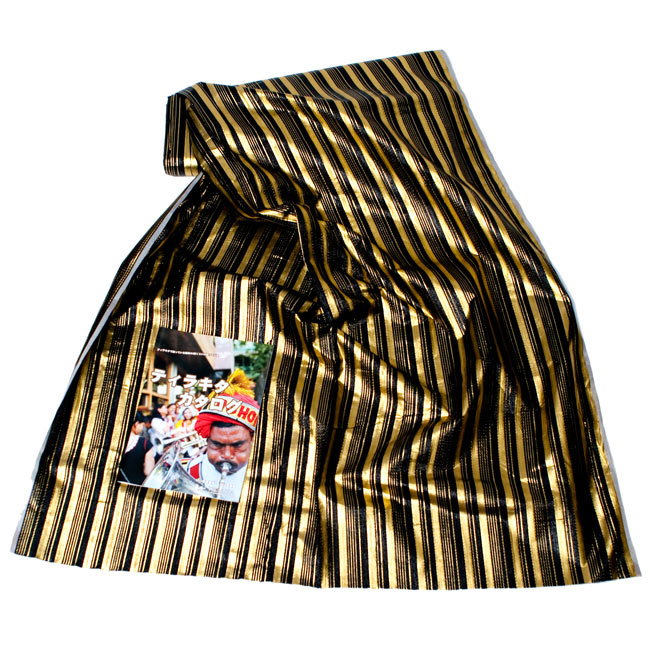 〔1m単位切り売り〕インドの伝統模様布 - ボーダー柄 黒×金〔幅104cm〕 2 - 広げたところの写真です。幅はしっかりとあります。左下にあるサイズ比較用の当店カタログは、A4サイズです。