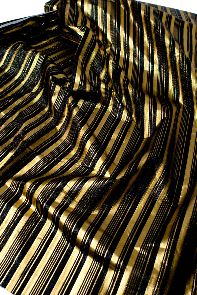 〔1m単位切り売り〕インドの伝統模様布 - ボーダー柄 黒×金〔幅104cm〕 3 - 斜め上からの写真です