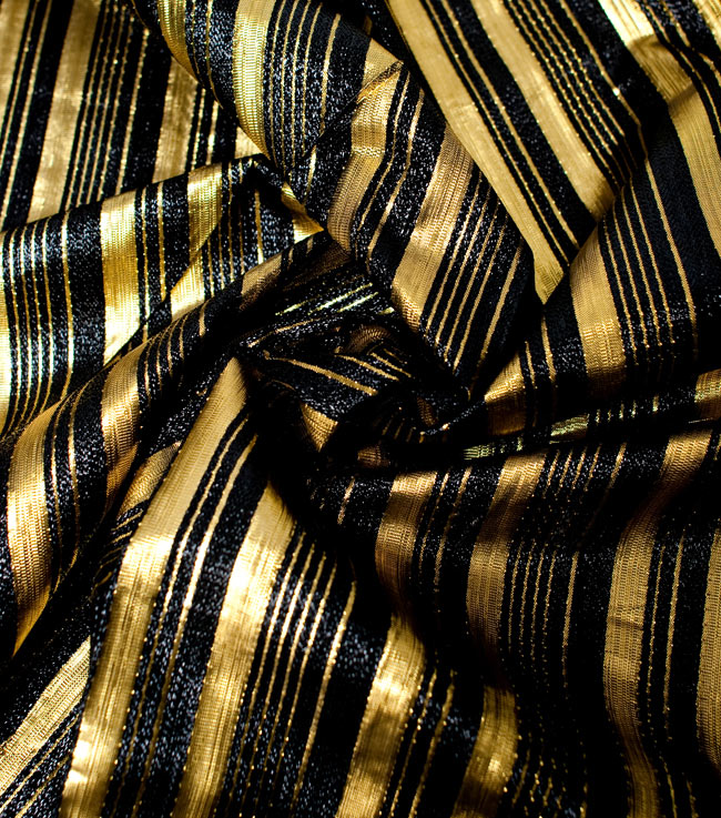 〔1m単位切り売り〕インドの伝統模様布 - ボーダー柄 黒×金〔幅104cm〕 4 - 光の当たり方によって陰影が生まれます