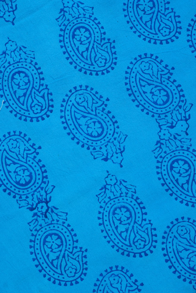 インドの泥染め布 〔長さ2.8m程度×幅95cm程度〕 3 - 模様の繰り広がりを離れて見てみました。