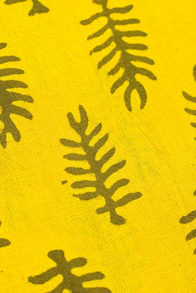 インドの泥染め布 〔長さ2.8m程度×幅95cm程度〕 2 - パターンを拡大してみました。