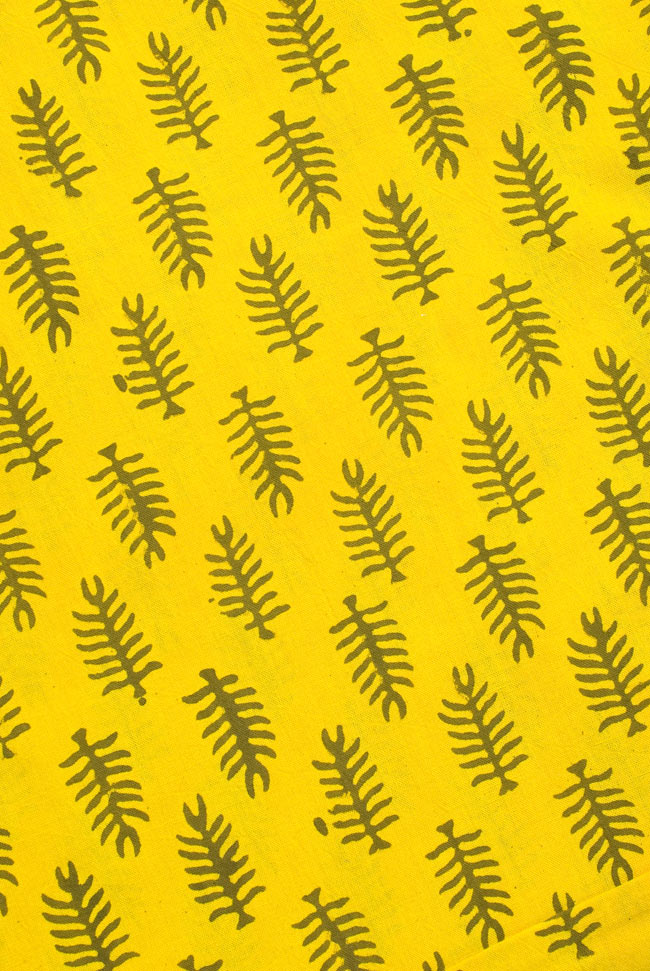 インドの泥染め布 〔長さ2.8m程度×幅95cm程度〕 3 - 模様の繰り広がりを離れて見てみました。