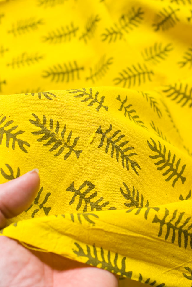 インドの泥染め布 〔長さ2.8m程度×幅95cm程度〕 5 - 質感がわかるよう、端の部分を手で持ってみました。軽やかな手触りです。