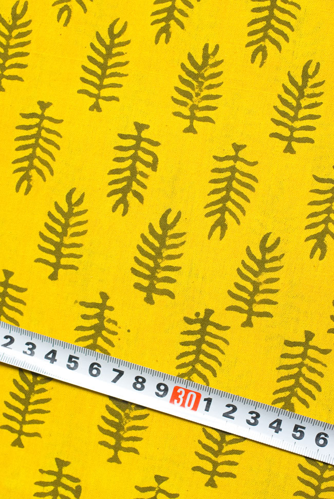 インドの泥染め布 〔長さ2.8m程度×幅95cm程度〕 6 - 柄の大きさがわかるよう、定規と一緒に撮影しました。