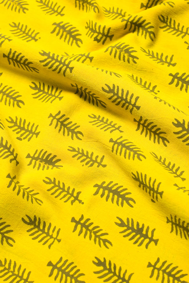 インドの泥染め布 〔長さ2.8m程度×幅95cm程度〕の写真