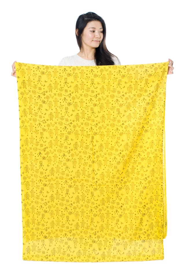 〔1m単位切り売り〕インドの泥染め布〔幅約110cm〕 7 - モデルさんが持ってみるとこれくらいの広がりです(写真はほぼおなじ大きさの同種の商品です)