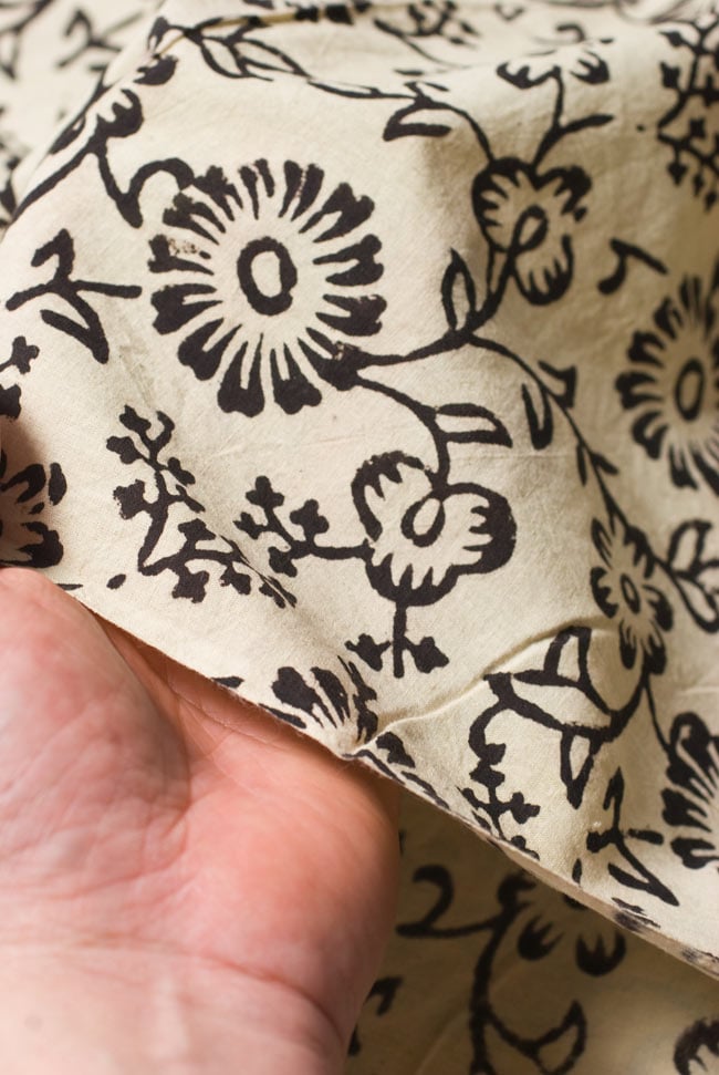 〔1m単位切り売り〕カッチの草木染め布〔幅110cm〕 5 - 質感がわかるよう、端の部分を手で持ってみました。軽やかな手触りです。