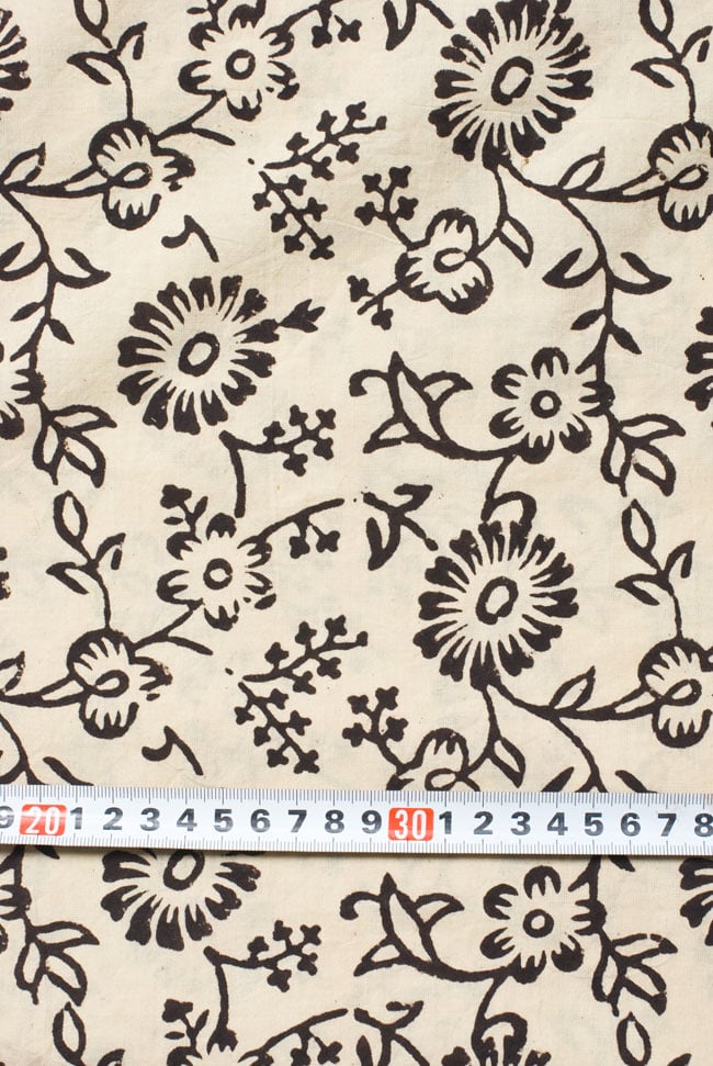 〔1m単位切り売り〕カッチの草木染め布〔幅110cm〕 6 - 柄の大きさがわかるよう、定規と一緒に撮影しました。