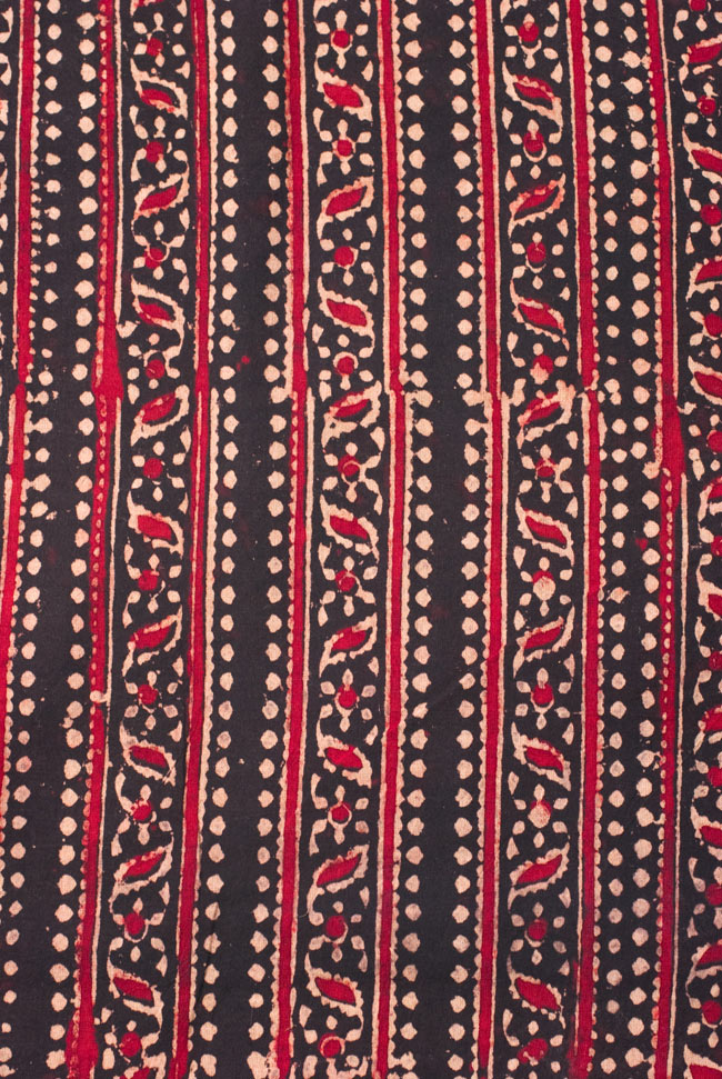 〔縦幅約100~約130cm〕カッチの防染染め布〔横幅約110cm〕 3 - 模様の繰り広がりを離れて見てみました。