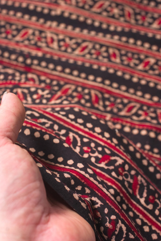 〔縦幅約100~約130cm〕カッチの防染染め布〔横幅約110cm〕 5 - 質感がわかるよう、端の部分を手で持ってみました。軽やかな手触りです。