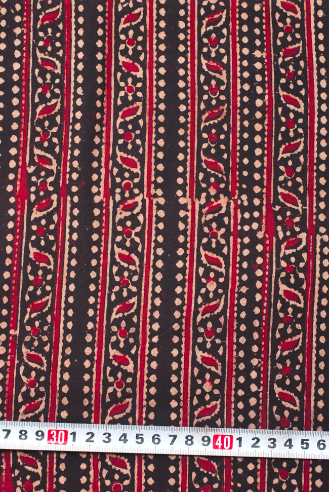 〔縦幅約100~約130cm〕カッチの防染染め布〔横幅約110cm〕 6 - 柄の大きさがわかるよう、定規と一緒に撮影しました。