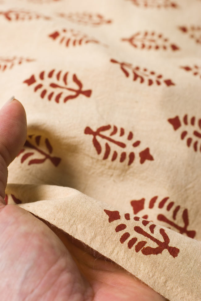 〔1m単位切り売り〕カッチの草木染め布〔幅110cm〕 5 - 質感がわかるよう、端の部分を手で持ってみました。軽やかな手触りです。