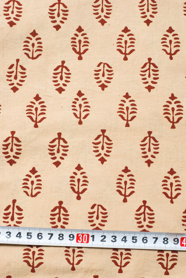 〔1m単位切り売り〕カッチの草木染め布〔幅110cm〕 6 - 柄の大きさがわかるよう、定規と一緒に撮影しました。