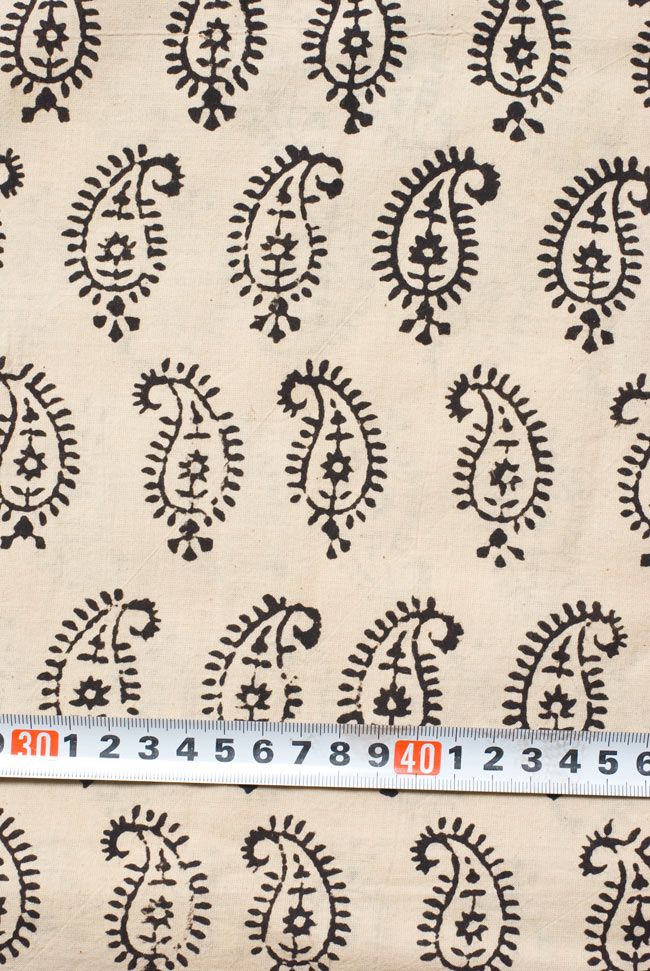 〔1m単位切り売り〕カッチの草木染め布〔幅110cm〕 6 - 柄の大きさがわかるよう、定規と一緒に撮影しました。