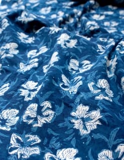 〔90cm切り売り〕インディゴブルーの伝統泥染め布 - 花柄〔幅約111cm〕 - サブ3