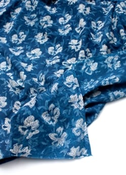 〔90cm切り売り〕インディゴブルーの伝統泥染め布 - 花柄〔幅約111cm〕 - サブ4