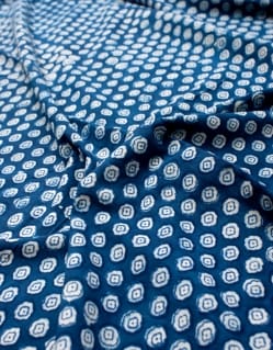 〔90cm切り売り〕インディゴブルーの伝統泥染め布 - 小花柄〔幅約113cm〕 - サブ3