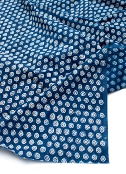 〔90cm切り売り〕インディゴブルーの伝統泥染め布 - 小花柄〔幅約113cm〕 - サブ4