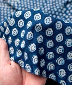 〔90cm切り売り〕インディゴブルーの伝統泥染め布 - 小花柄〔幅約113cm〕 - サブ5