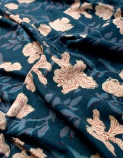 〔90cm切り売り〕インディゴブルーの伝統泥染め布 - ボタニカル柄〔幅約108cm〕 - サブ3