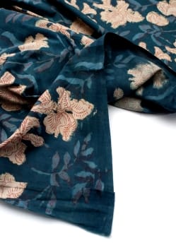 〔90cm切り売り〕インディゴブルーの伝統泥染め布 - ボタニカル柄〔幅約108cm〕 - サブ4