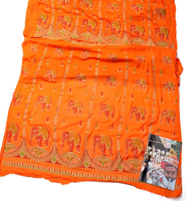 〔90cm切り売り〕インドのビスコース カラフル布 - 象さん〔幅約105cm〕 2 - 横幅もしっかり大きなサイズ。右下にあるのはサイズ比較用の当店A4サイズカタログです。