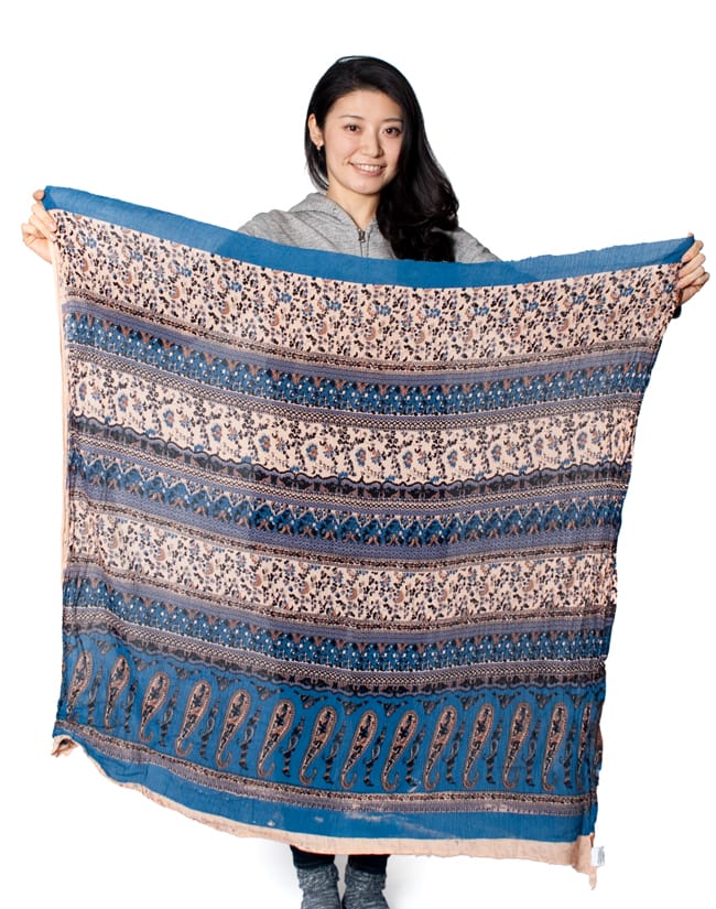 〔90cm切り売り〕インドのビスコース カラフル布 - 象さん〔幅約105cm〕 6 - 同ジャンル品の【青系唐草柄〔幅約100cm〕】の写真です。大体1点のご注文でこれくらいの長さをお送りいたします。