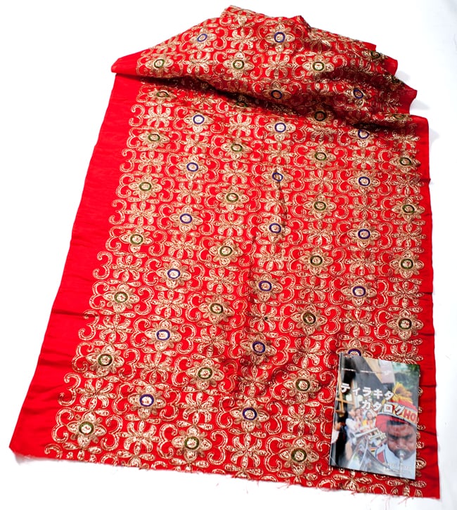 〔50cm切り売り〕刺繍とスパンコールクロス〔幅約104cm〕 - 赤 2 - 横幅もしっかり大きなサイズ。右下にあるのはサイズ比較用の当店A4サイズカタログです。