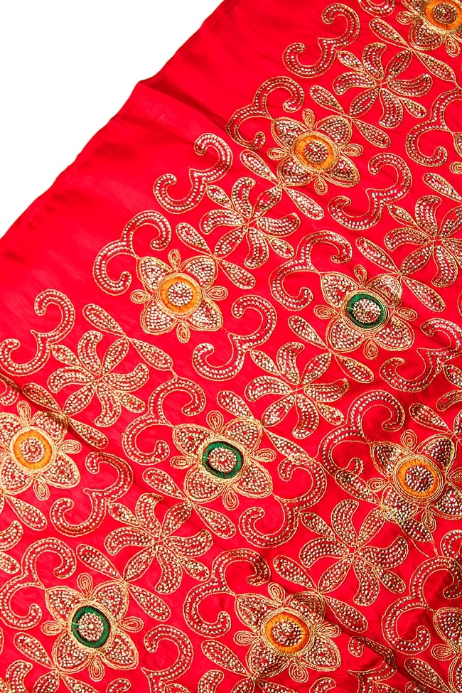 〔50cm切り売り〕刺繍とスパンコールクロス〔幅約104cm〕 - 赤 6 - 選択B（オレンジと緑）の柄パターンはこのようになっています。