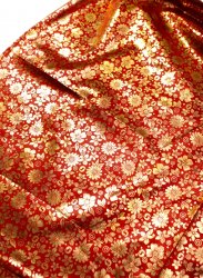 〔1m単位切り売り〕インドの伝統柄ゴールドプリント光沢布〔幅約107cm〕