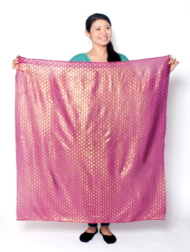 〔1m単位切り売り〕グリッターペイズリーのサテン生地布〔幅約112cm〕 - 緑 7 - 類似品の『【MB-RSCLTH-313】〔1m切り売り〕グリッターボタニカルのサテン楊柳布〔幅約113cm〕 - 紫』を、1mカットしてみたところです。横幅も大きい布なので、ご覧の通り大きく色々な用途に使えそうです。ご注文個数に応じた長さにカットしてお送りいたします。