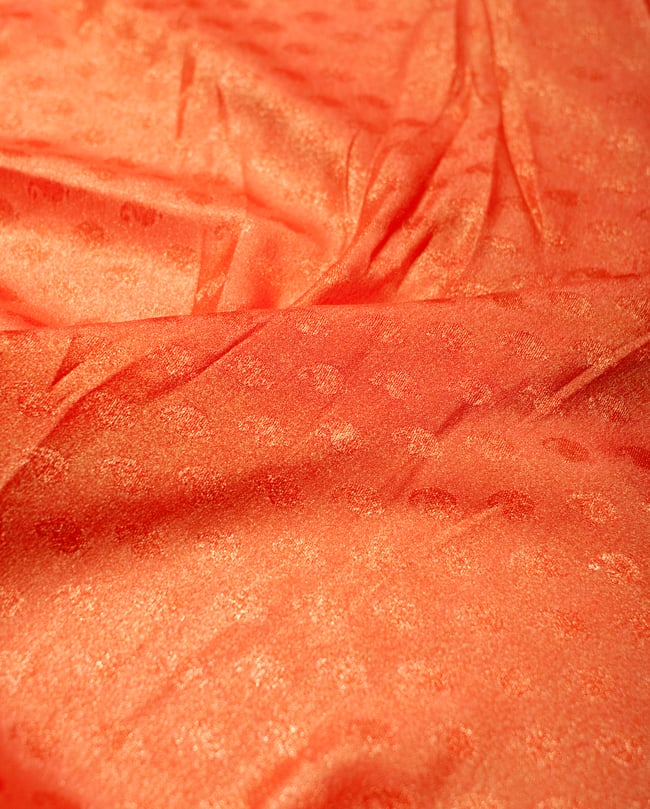 〔1m単位切り売り〕グリッターペイズリーのサテン生地布〔幅約112cm〕 - オレンジ 2 - 拡大写真です。独特な雰囲気があります。