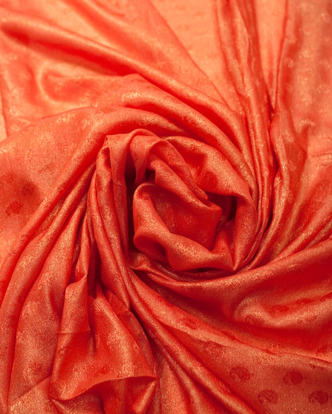 〔1m単位切り売り〕グリッターペイズリーのサテン生地布〔幅約112cm〕 - オレンジ 3 - 光の加減でもまた表情をかえてくれます。