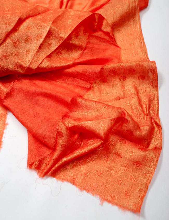 〔1m単位切り売り〕グリッターペイズリーのサテン生地布〔幅約112cm〕 - オレンジ 4 - フチの写真です