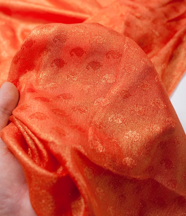 〔1m単位切り売り〕グリッターペイズリーのサテン生地布〔幅約112cm〕 - オレンジ 5 - このような感じの生地になります。手芸からデコレーション用の布などなど、色々な用途にご使用いただけます!