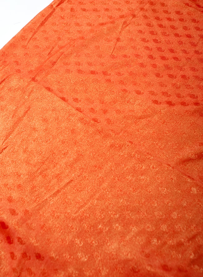 〔1m単位切り売り〕グリッターペイズリーのサテン生地布〔幅約112cm〕 - オレンジの写真