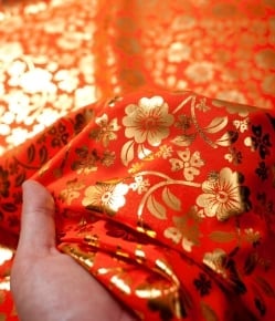 〔1m単位切り売り〕インドの伝統柄ゴールドプリント光沢布〔幅約100cm〕 - サブ5