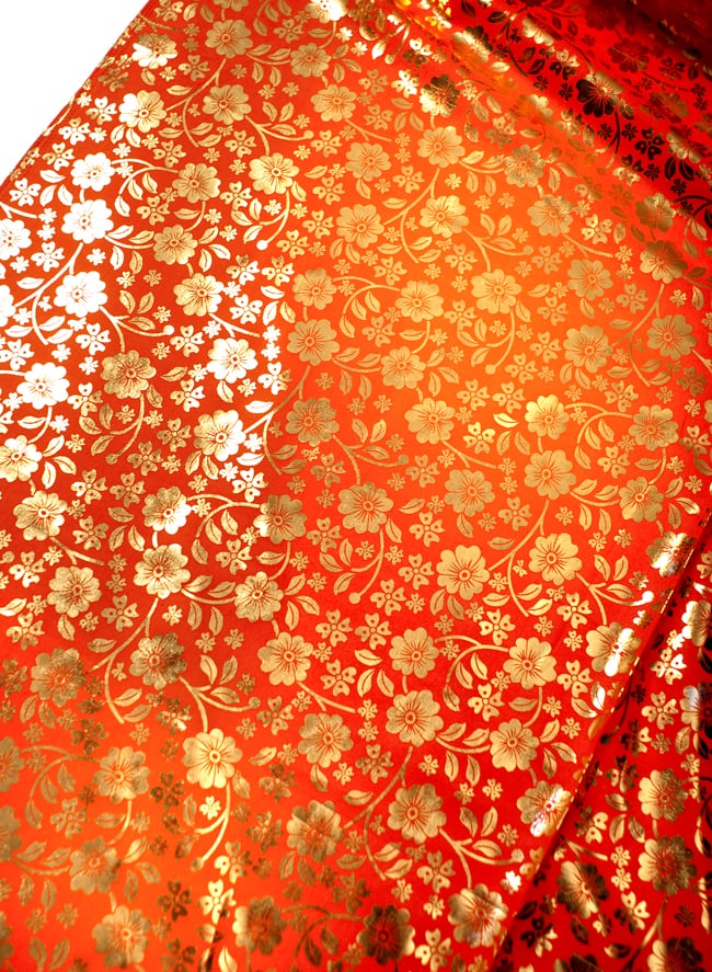 〔1m切り売り〕インドの伝統柄ゴールドプリント光沢布〔幅約100cm〕の写真