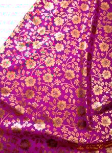 〔90cm程度〕インドの伝統柄ゴールドプリント布〔幅約100cm〕 - ピンク