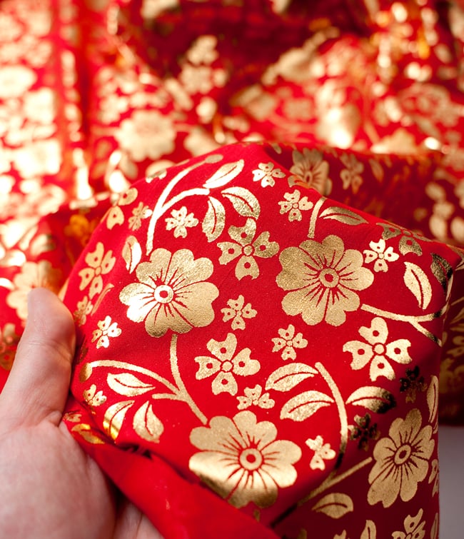 〔1m〕インドの伝統柄ゴールドプリント布〔幅約100cm〕 - 赤 5 - このような感じの生地になります。手芸からデコレーション用の布などなど、色々な用途にご使用いただけます!