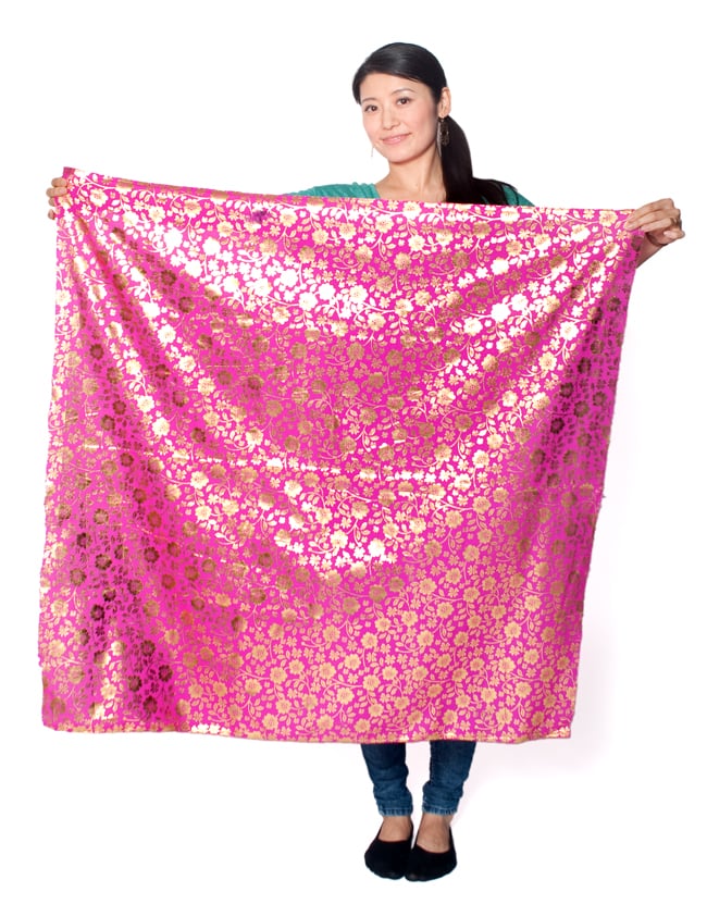 〔1m〕インドの伝統柄ゴールドプリント布〔幅約100cm〕 - 赤 7 - 類似品の『【MB-RSCLTH-332】〔1m〕インドの伝統柄ゴールドプリント光沢布〔幅約100cm〕 - ピンク』です。横幅も大きい布なので、ご覧の通り大きく色々な用途に使えそうです。