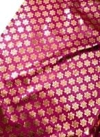 〔1m切り売り〕インドの伝統柄ゴールドプリント光沢布〔幅約110cm〕 - 紫の商品写真